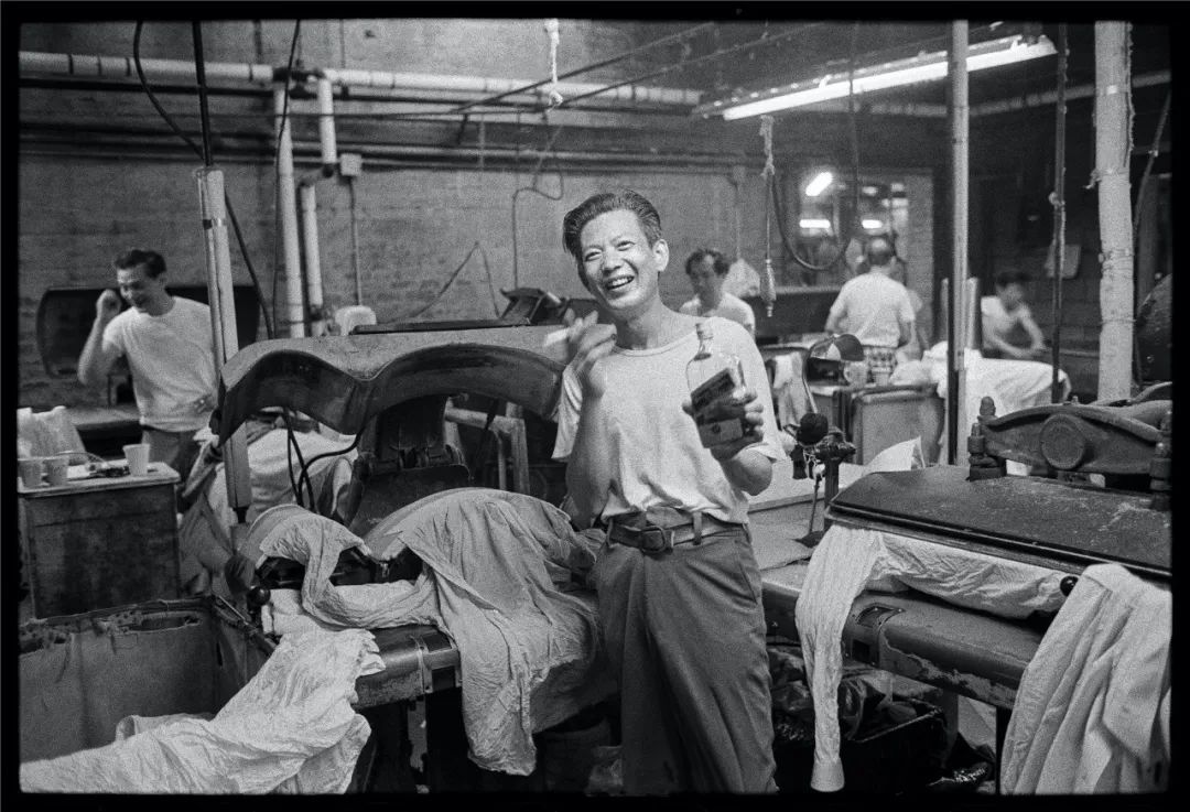 53年来，他一直在国外跟拍底层华人：他们都算不上活着