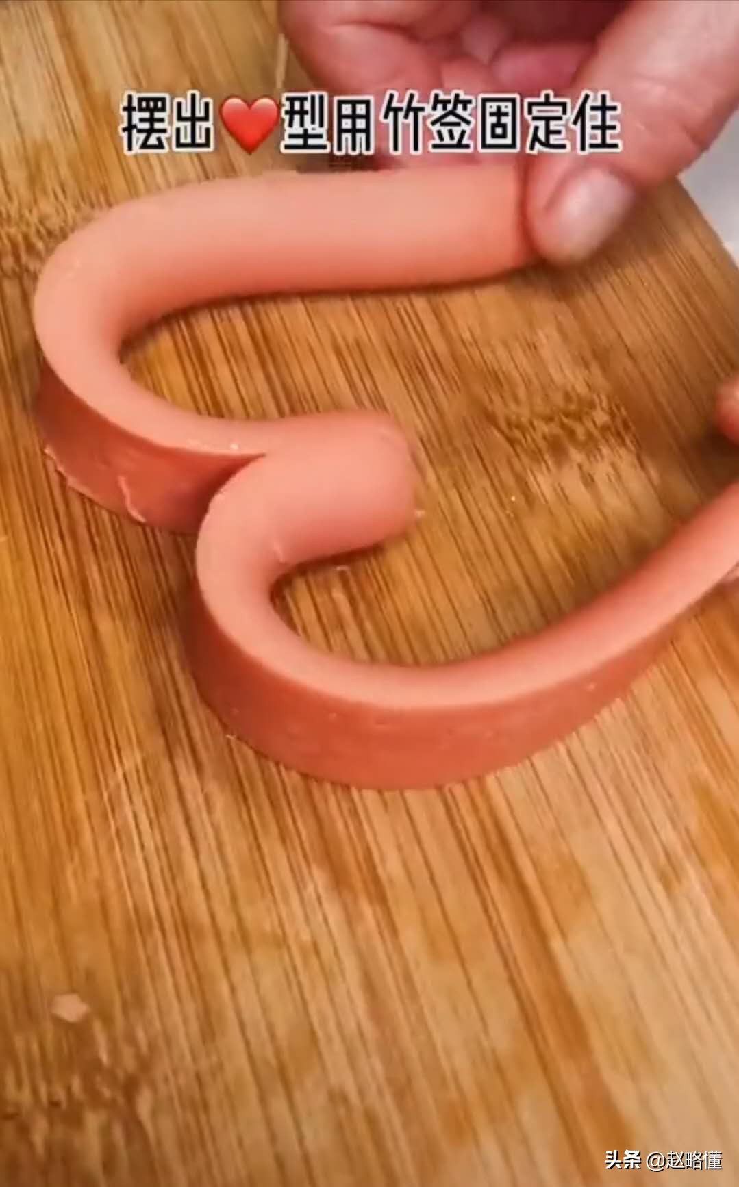 用火腿肠做心形煎蛋加面包,电饼铛做火腿肠心形煎蛋