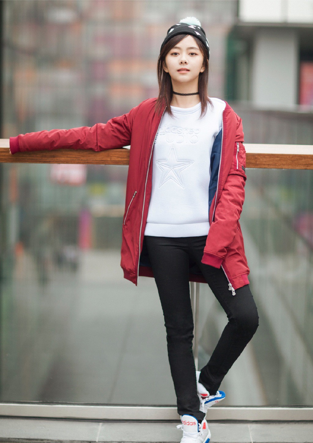 谭松韵黑白色卫衣,谭松韵橘色卫衣