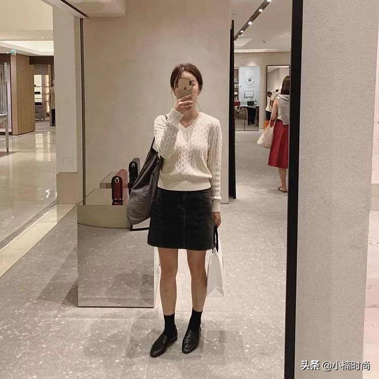 小麦肤色适合衣服颜色穿搭口诀,黑黄暗沉皮肤适合怎样穿搭