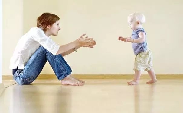 宝宝学习走路慢,多半都是家长用错了方法,这几种方法要避免