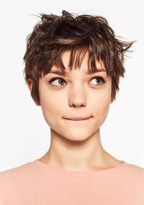 奥黛丽·赫本、艾玛·沃特森、周冬雨、郭采洁，永不过时的精灵短发