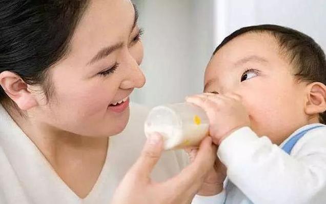 宝宝总是想喝奶但是喝了又吐,宝宝频繁想吃奶是怎么回事