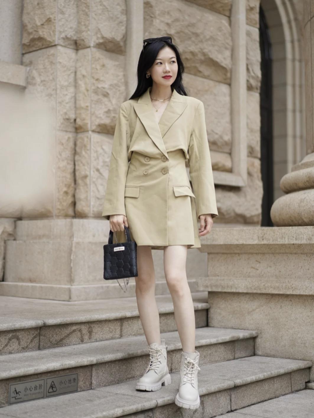 别再穿小白鞋了夏天适合穿凉鞋,高帮小白马丁靴鞋秋冬搭配