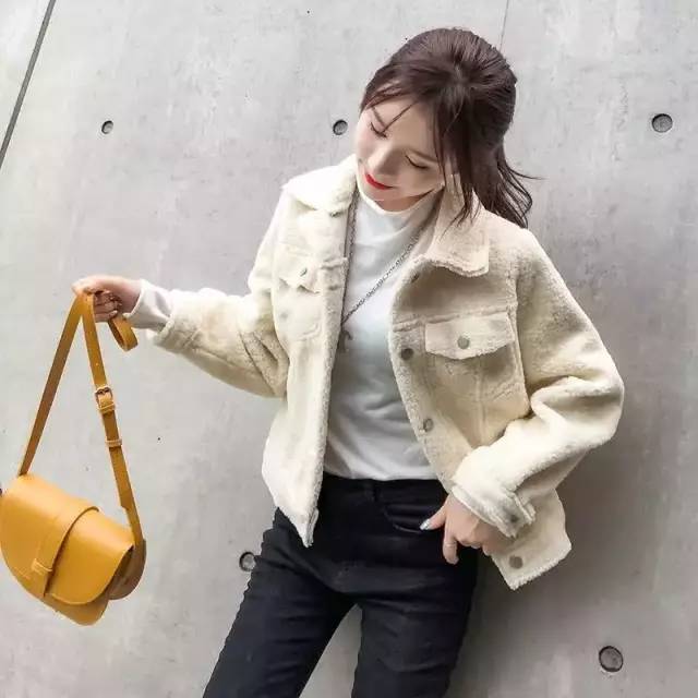 搭配哈伦裤的羽绒服推荐,白色灯芯绒哈伦裤搭羽绒服