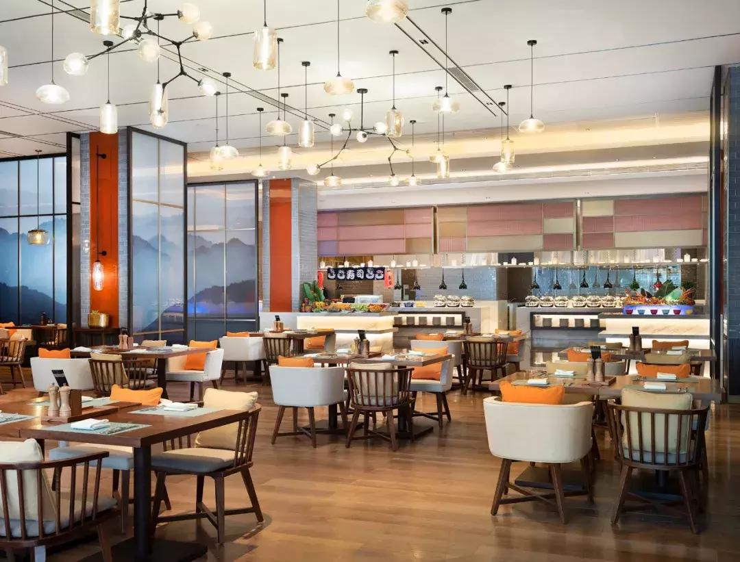 躺酒店床上看风景,躺在星级酒店房间床上看电视