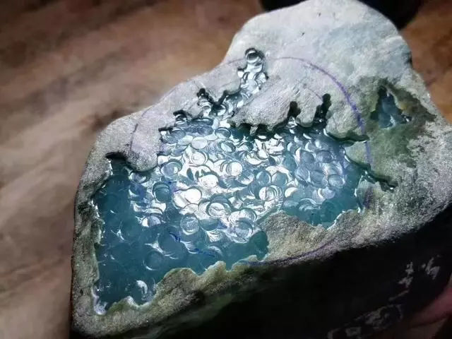 买千万翡翠原石看货继续开窗,开窗阳绿的翡翠原石能否时来运转