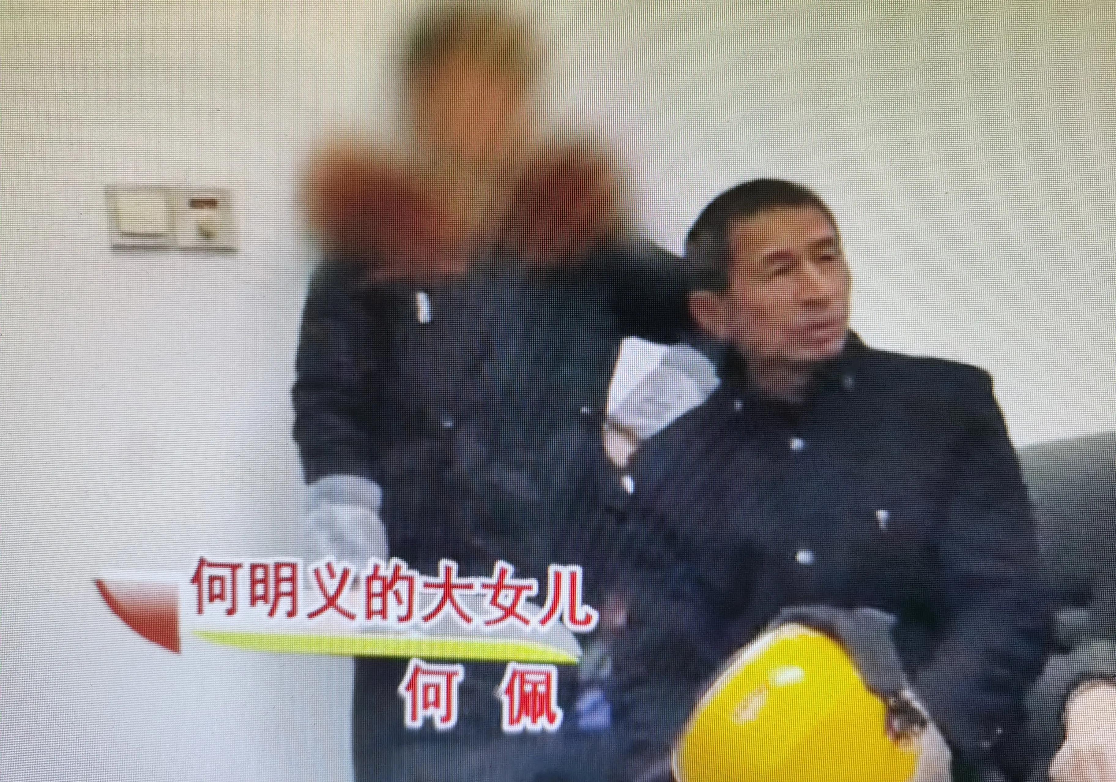 何明义说，妻子余华今年七月车祸去世了