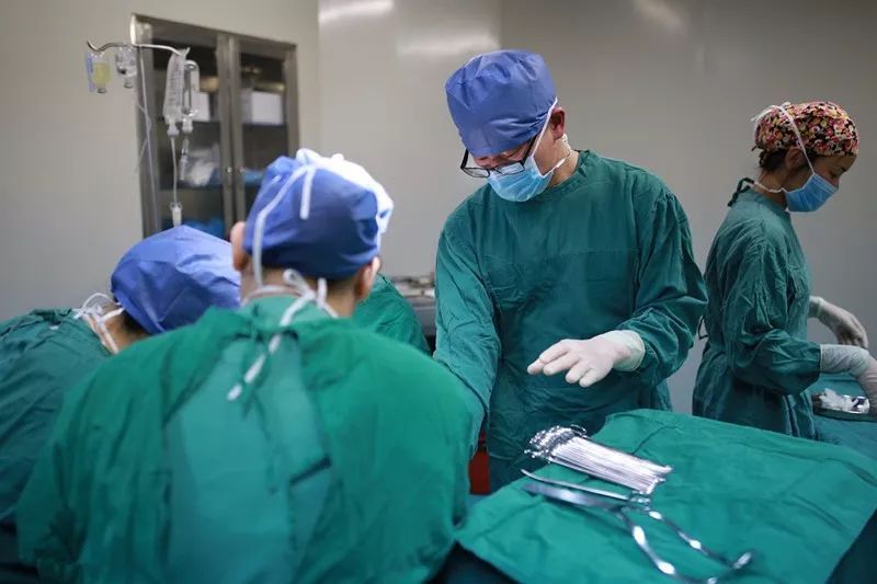 宝妈顺产生孩子在手术室大喊大叫,宝妈第五胎顺产大喊大叫