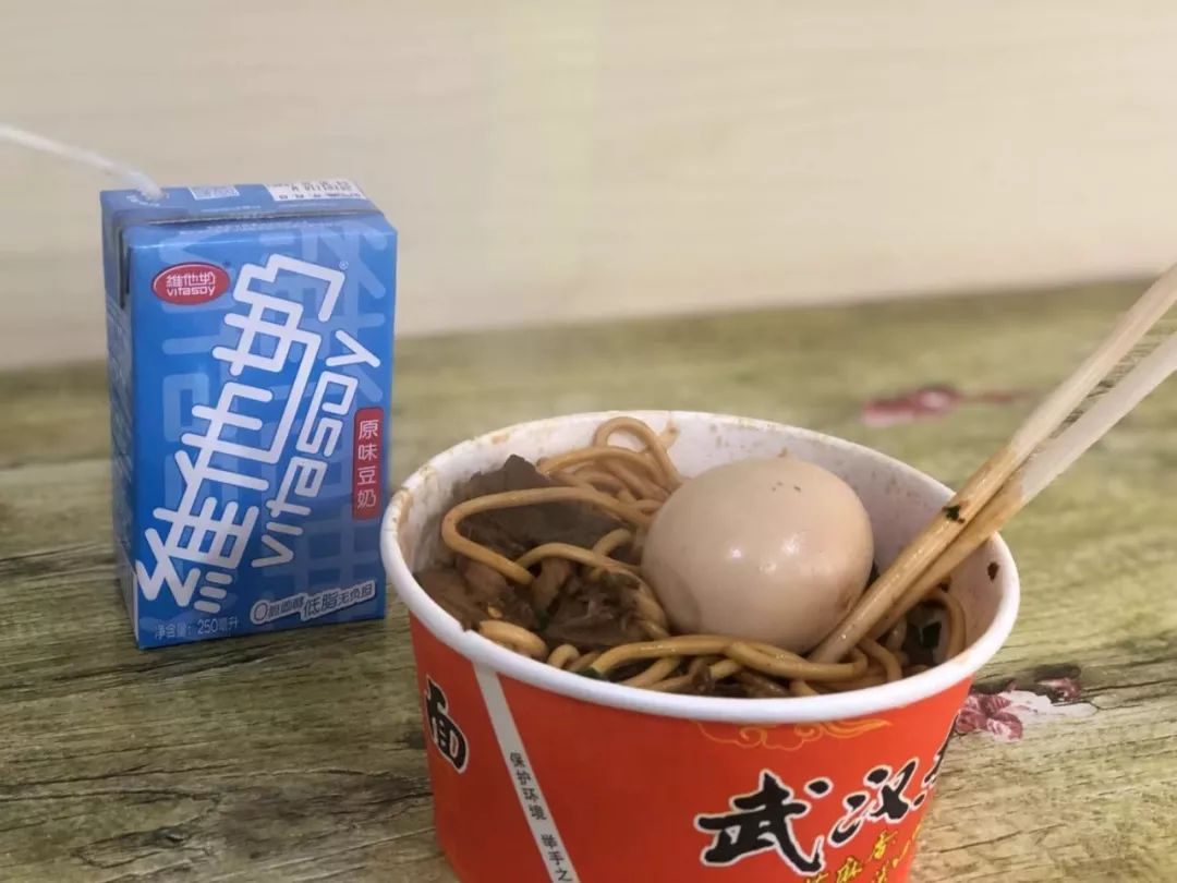 牛肉包子、热干面和豆皮，寻找传说中的武汉老武锅“三大金刚”