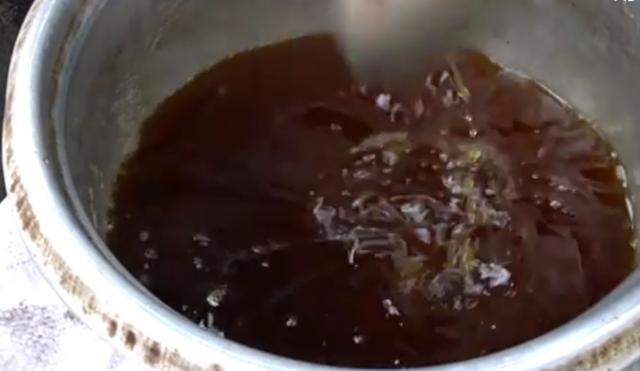 大叔卖传统小吃20年只涨过一次价,河南大叔卖地方小吃每天做300