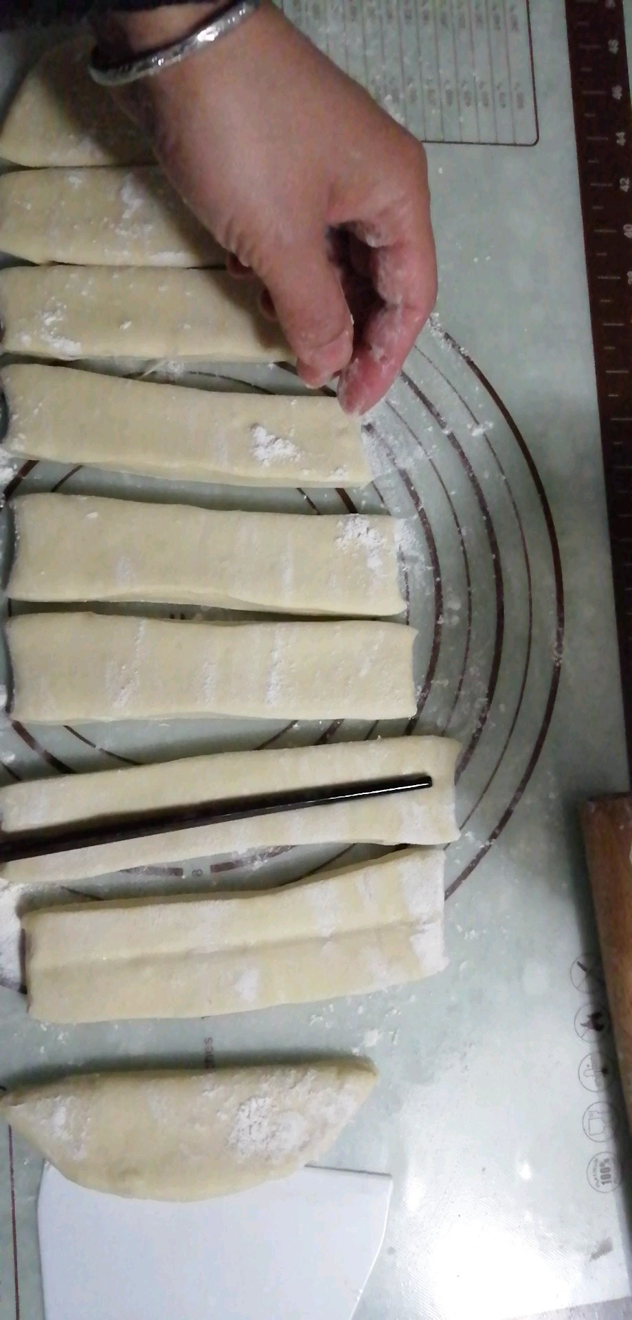 家庭炸油条简单好吃的方法,在家炸油条最简单的做法