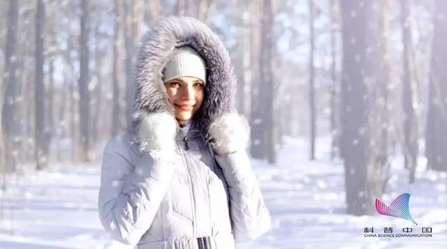 冬天穿羽绒服容易弄脏袖子,羽绒服被墨水弄脏怎么洗干净