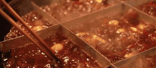 三里屯惊现*场赌**火锅！用鱼丸下注？