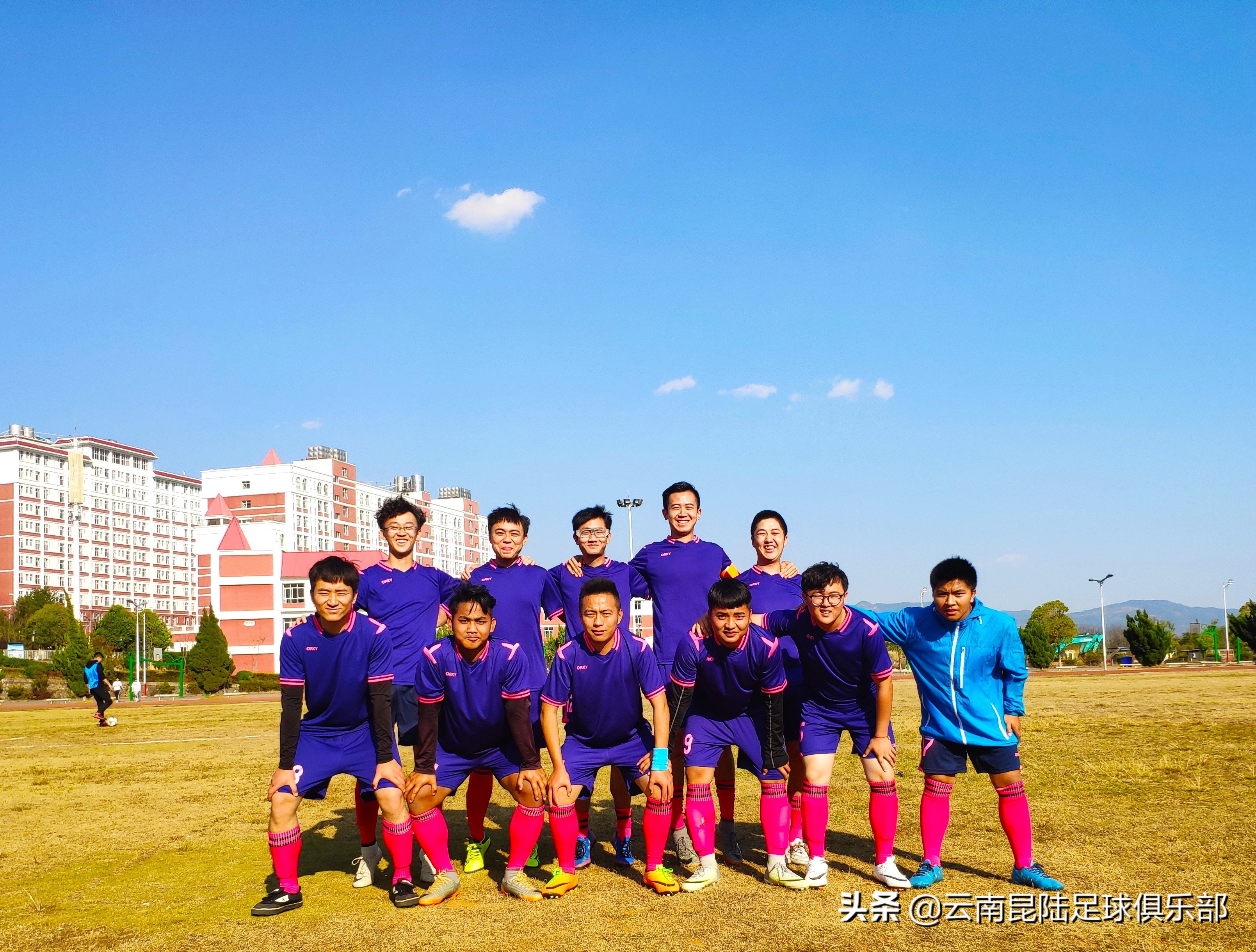 全程热搜他是谁?！球场上的这个“背影”亮了