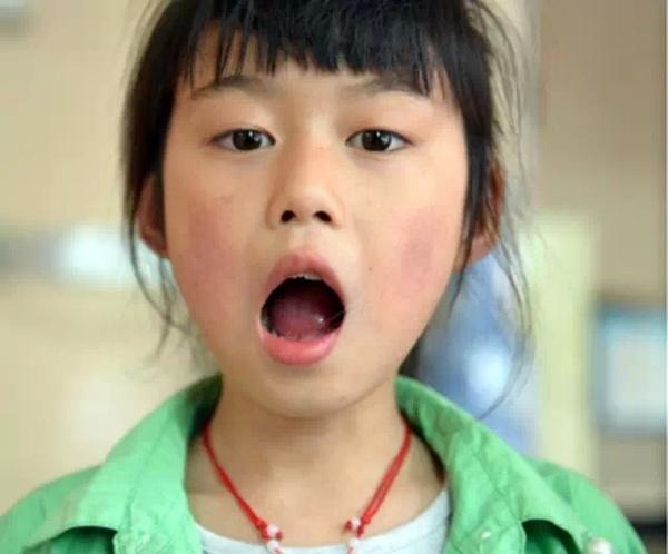 9岁女童天生“异能”，张嘴就能喷水，邻居称奇：简直就像水娃