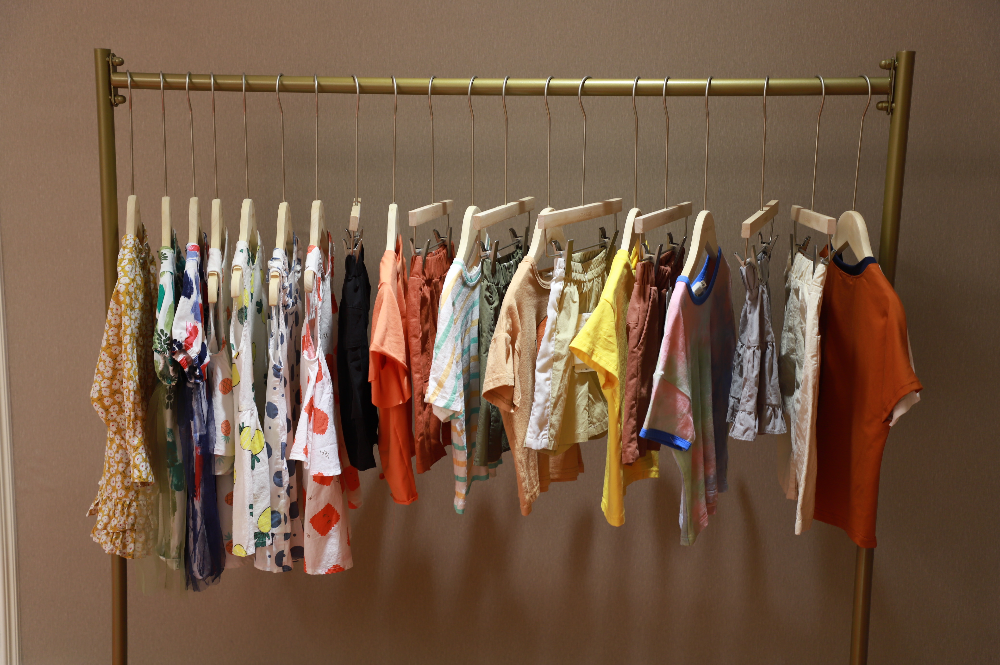 新开散货童装店怎么经营,开童装店拿散货与厂家合作哪个好