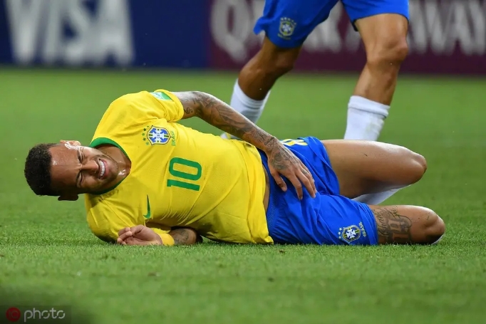 内马尔本赛季表现亮眼,内马尔10大精彩表现