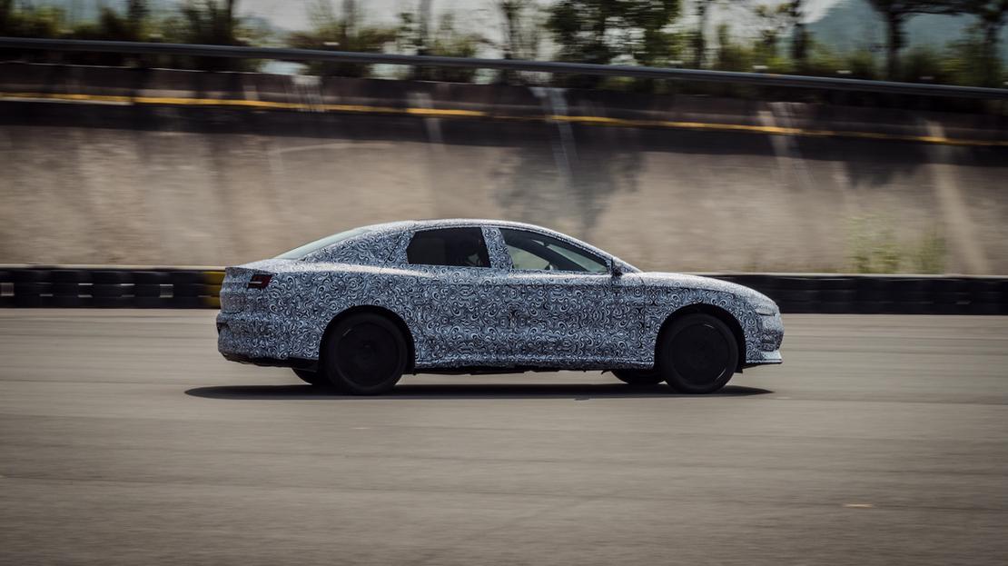 比亚迪汉ev2022款续航700公里,超级锂电池续航500公里