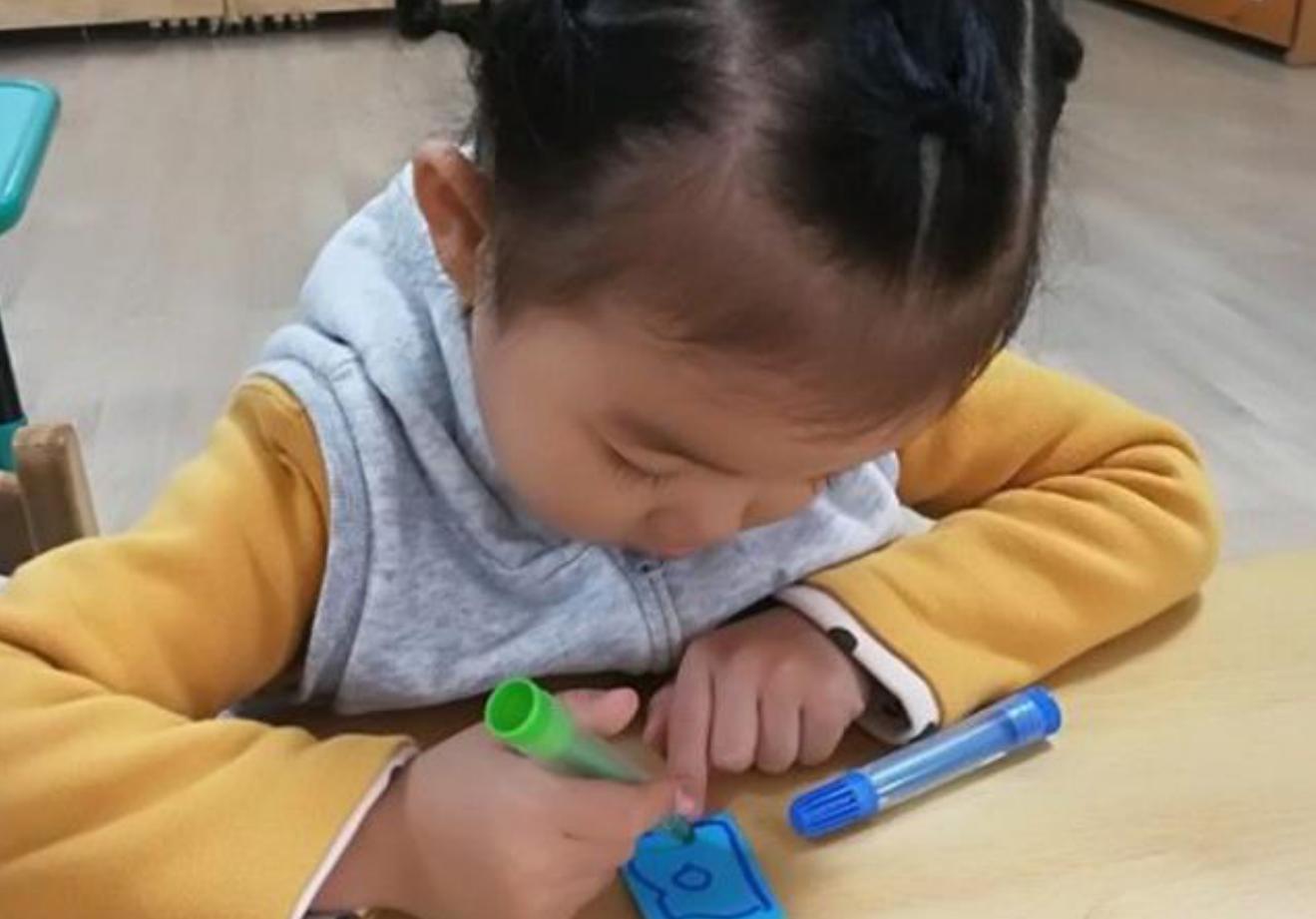 我只有两岁,是个刚拿笔乱画的娃,网友:起手的圆够我学3年