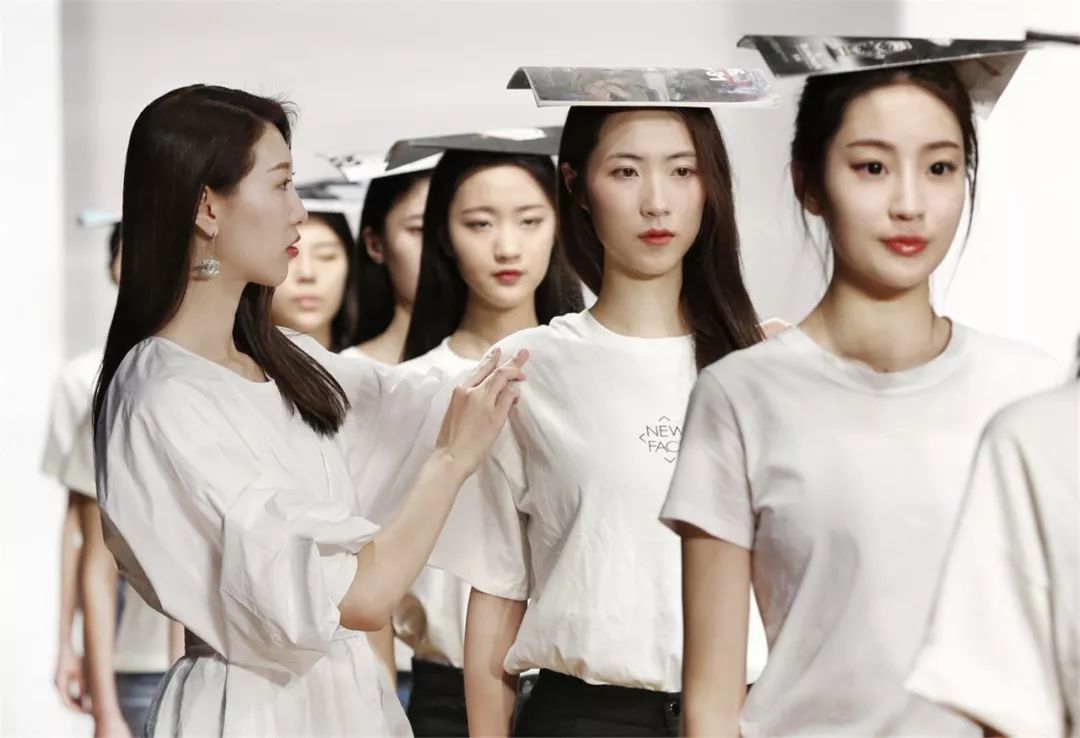 刘雯暌违国际秀场三年重返时装,刘雯暌违国际秀场三年重返时装周