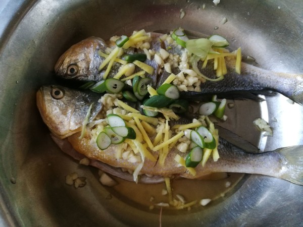 蒸鱼的时候倒料酒吗,蒸鱼什么时候放调料