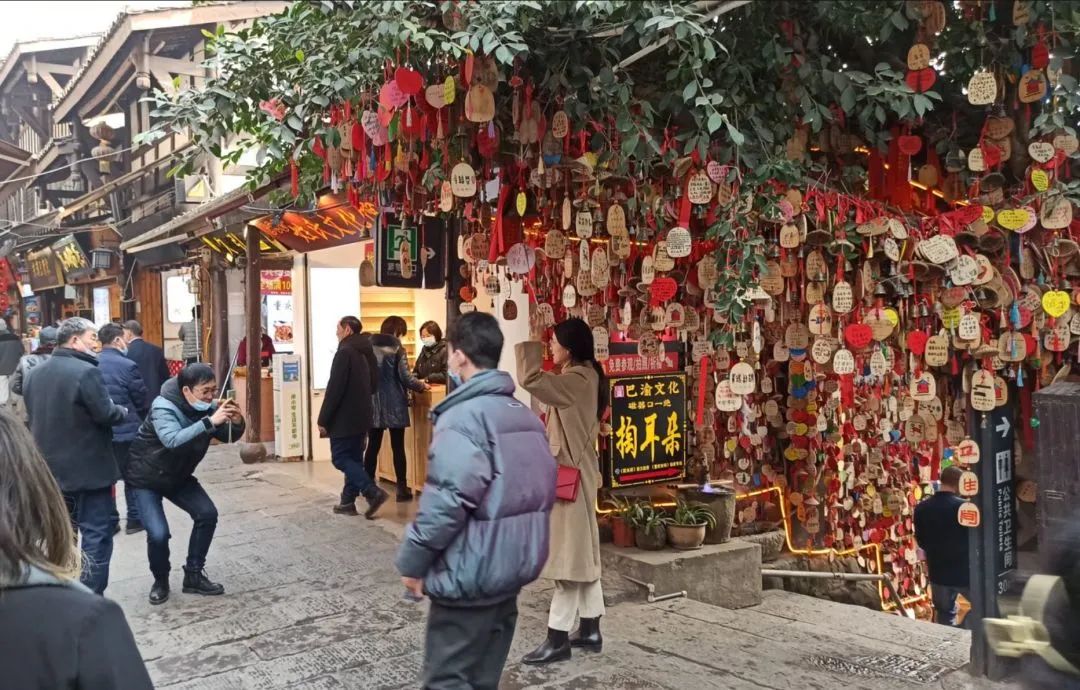 号外!重庆网红磁器口旁惊现无人区,网红打卡地缘何沦为空城?