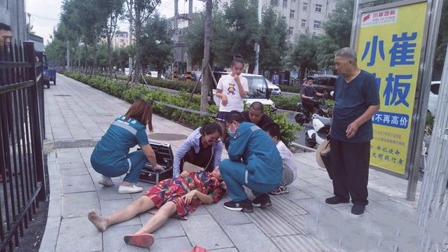 发现有人心脏骤停,心跳呼吸均停止的触电者急救方法