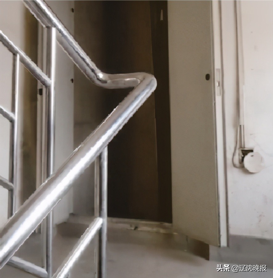 下班时间在矿区摔骨折谁负责,住旅馆洗澡摔骨折由哪方负责