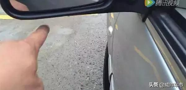 倒车入库两边都有车怎么能倒进去,倒车入库怎样防止刮蹭到两边的车