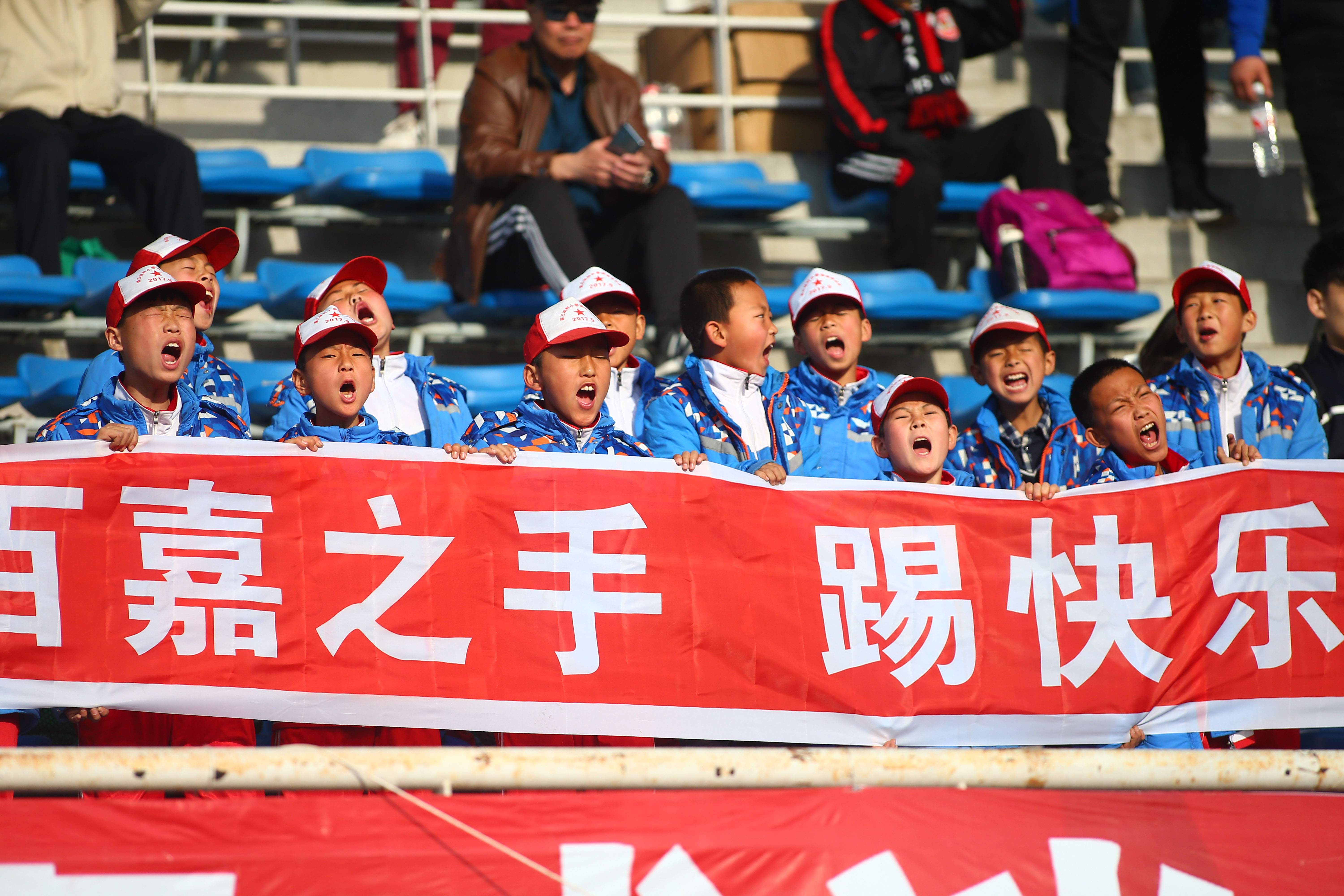 村小足球队第一次踢草皮场，小球员们兴奋地说，这个摔倒不疼