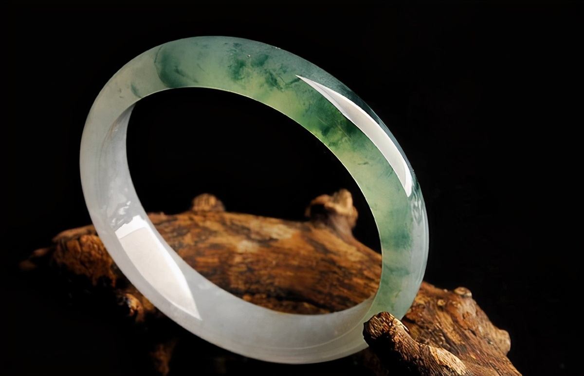 缅甸翡翠手镯安心购 (缅甸翡翠手镯价格是多少钱一克)