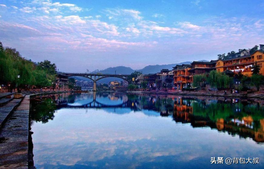 这个大叔有点料背包客主题酒店老板自媒体达人哪个身份才是他？