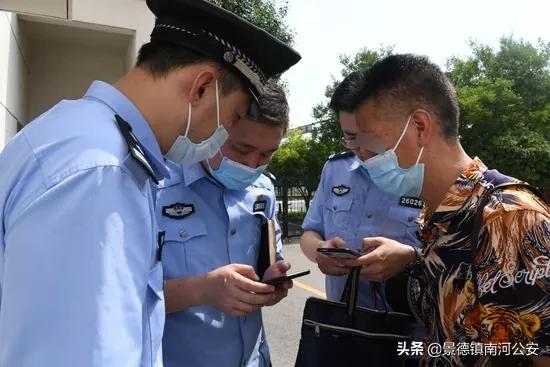 在监狱她找到了失散28年的儿子,失散28年的儿子与亲生父母相认