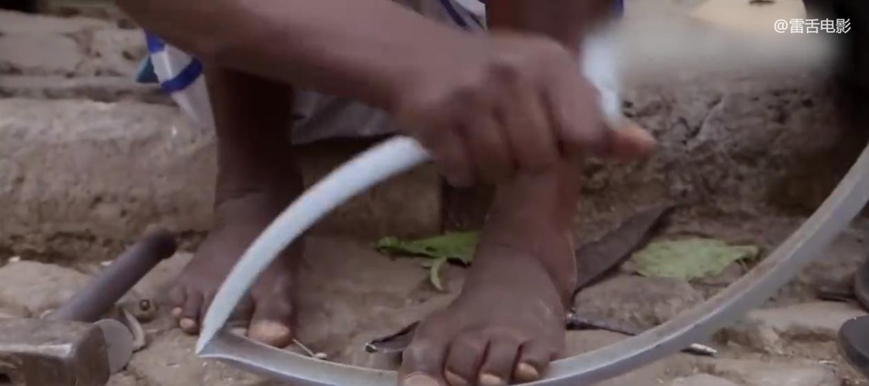 非洲小伙用铁桶建房子,只需要150块,就能拥有一室一厅!纪录片