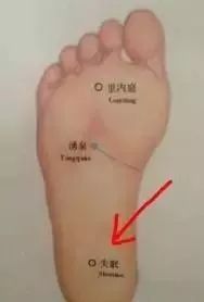 按揉这四个穴位帮你快速入眠,按三处穴位快速入睡