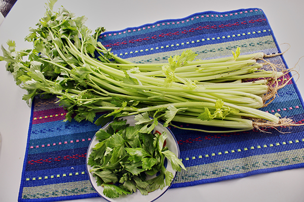 醋泡芹菜高血压,芹菜泡醋吃能降血压吗