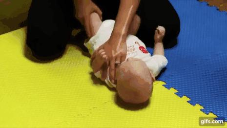 宝宝头总往一侧睡有点扁,新生儿斜颈按摩康复的几率有多大