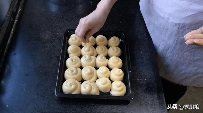 普通面粉自制蜂蜜小面包,3分钟制作蜂蜜小面包香甜酥软