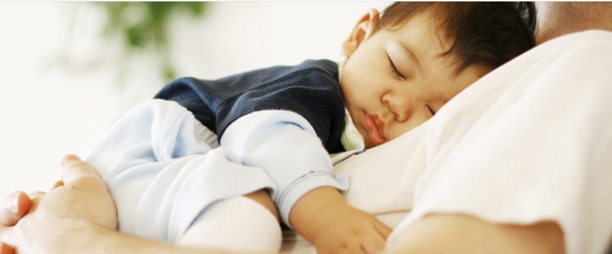 宝宝黑白颠倒白天不晒太阳,宝宝黑白颠倒白天不让多睡就哭