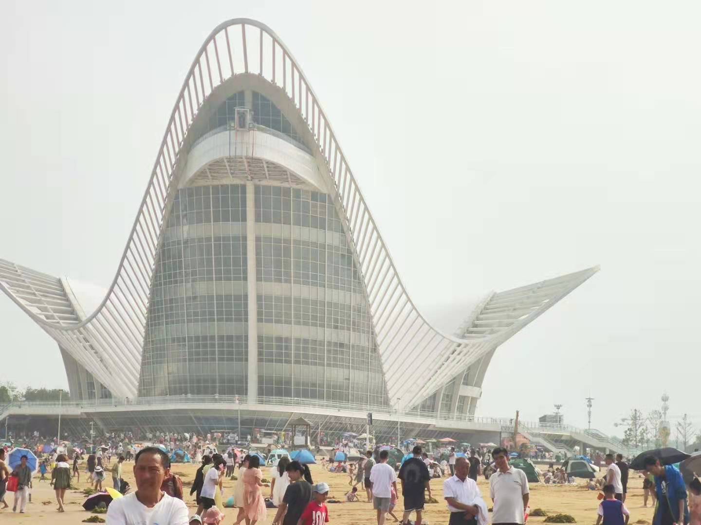 青岛金沙滩——亚洲第一滩，夏天人气火爆，美女扎堆，超级震撼