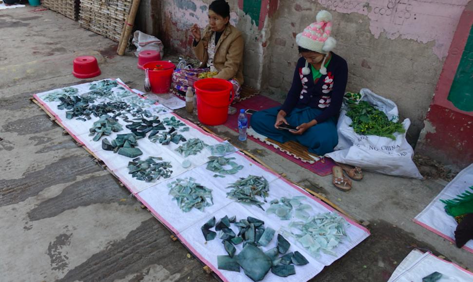 翡翠原产国，翡翠在地摊上卖，弄到国内能不能赚一笔？