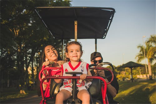 孩子不和小朋友玩不会社交怎么办,父母怎么解决孩子社交问题