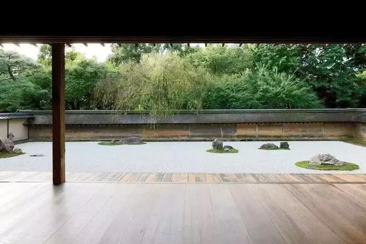 看腻了性冷淡的极简风,清冷系和性冷淡风