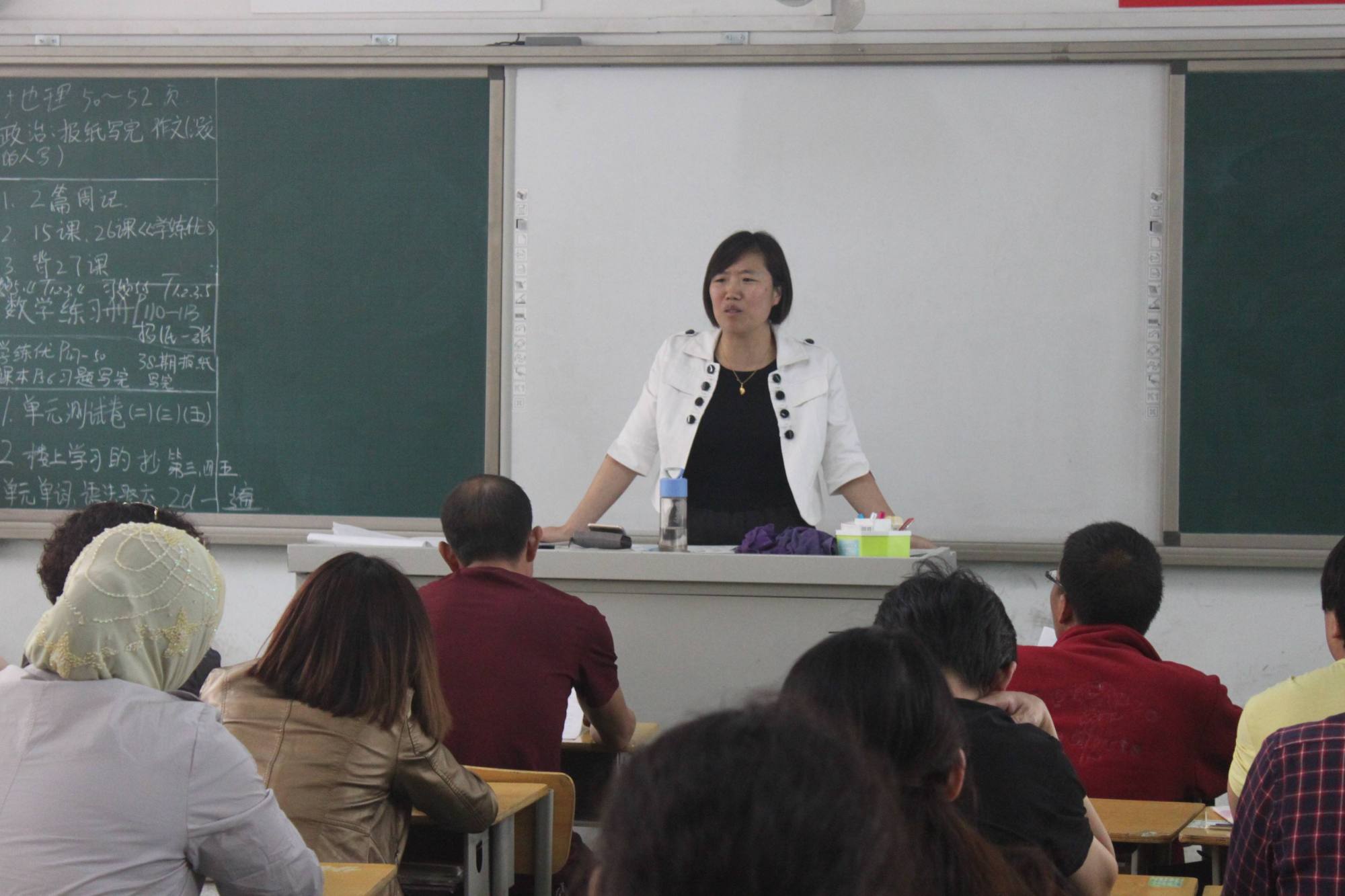 “最倔强宝爸”走红，频繁改动班级群名，老师气得无语：移出群