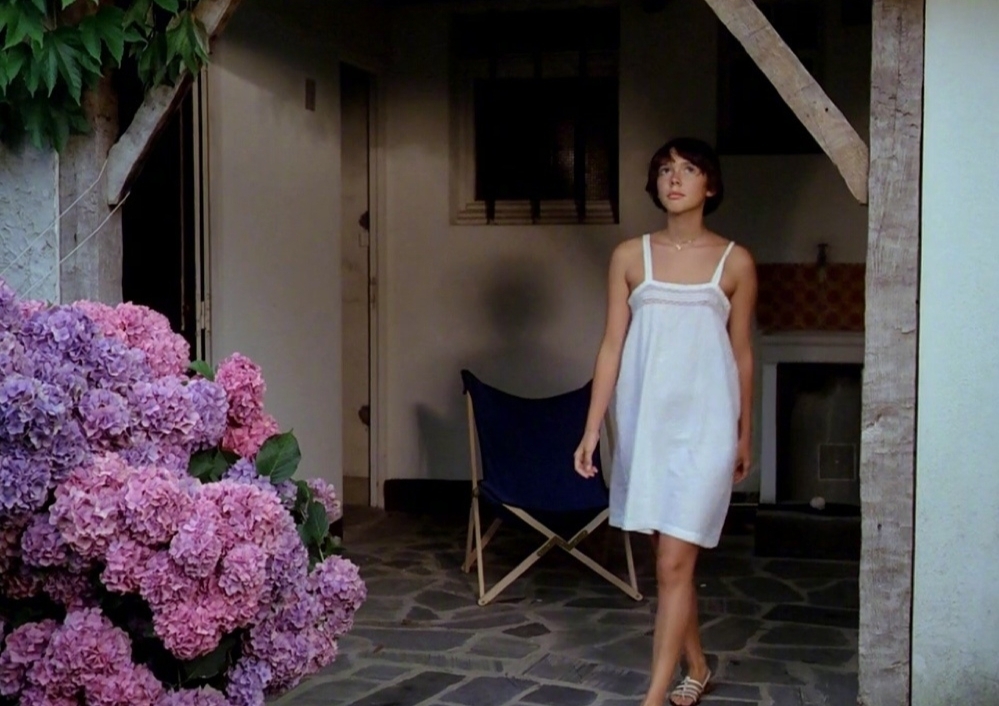 在候麦电影中寻找夏天，豆沙色上衣清纯减龄，值得借鉴