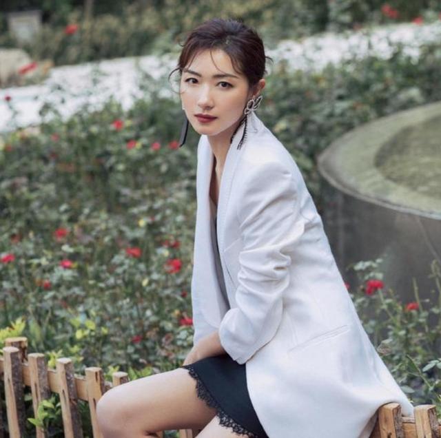 万茜2018年微博晒长发齐腰,万茜颜值巅峰的时候