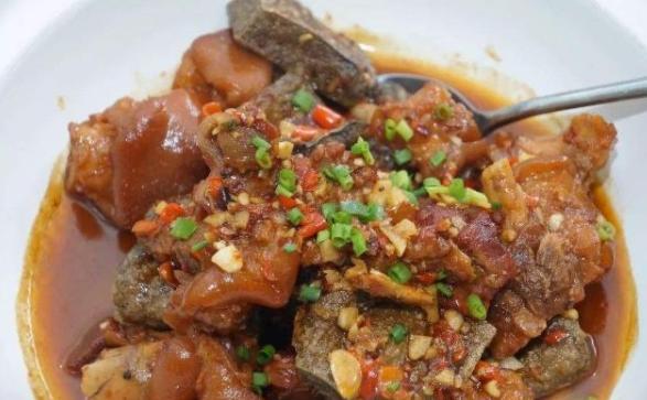 网友笑了：旅游必吃美食“中国足球”，端上来却是一道“国猪”