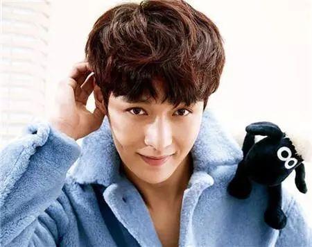 头发稀疏且发质软怎样打理才好看,头发稀疏发质软怎么治