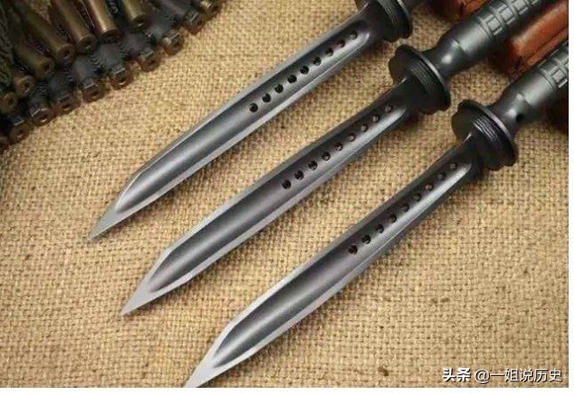 如果你和贝爷去探险，以下*器武**4选1防身，网友：选第4最实用